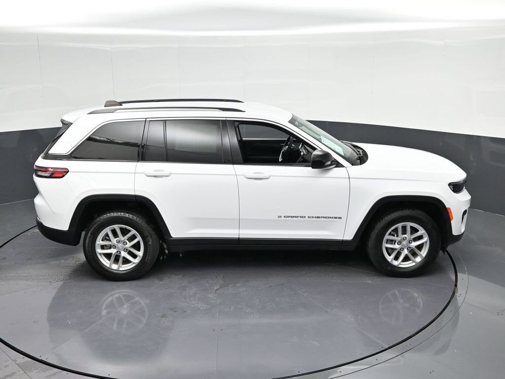 Used 2023 Jeep Grand Cherokee Laredo AWD/4WD image 28