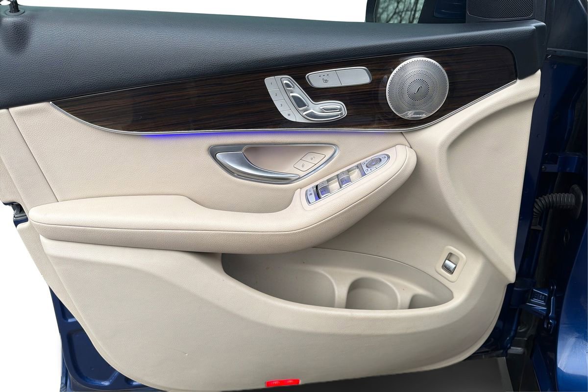 Used 2021 Mercedes-Benz GLC 300 4MATIC w/ Premium Package image 20