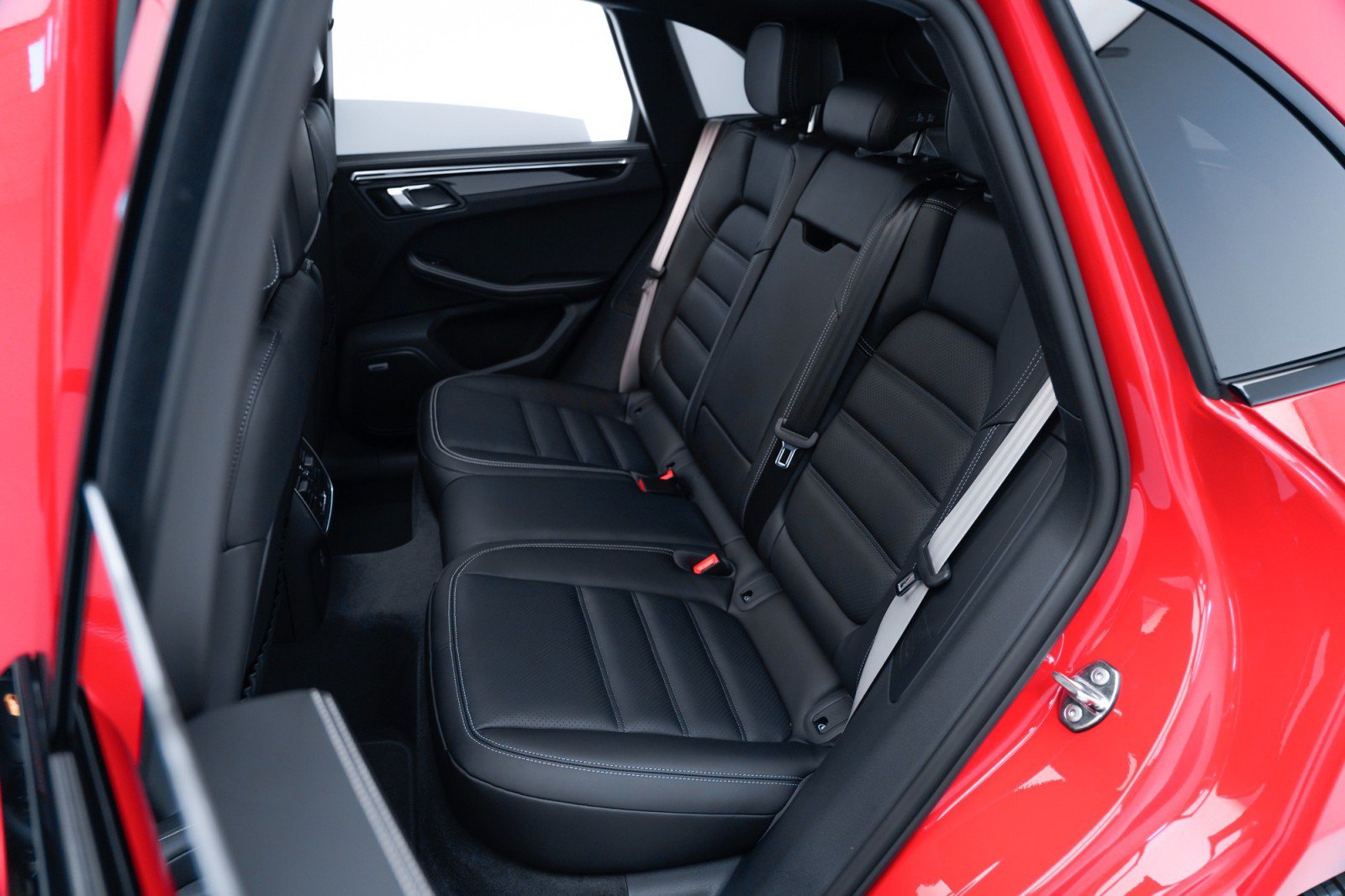 Certified 2023 Porsche Macan S AWD/4WD image 25