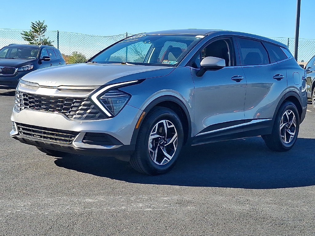Used 2025 Kia Sportage LX FWD image 3