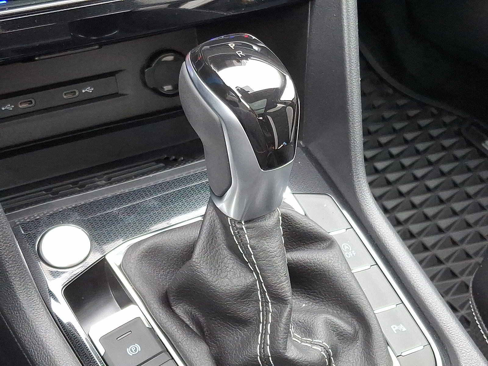 New 2025 Volkswagen Taos SEL image 8