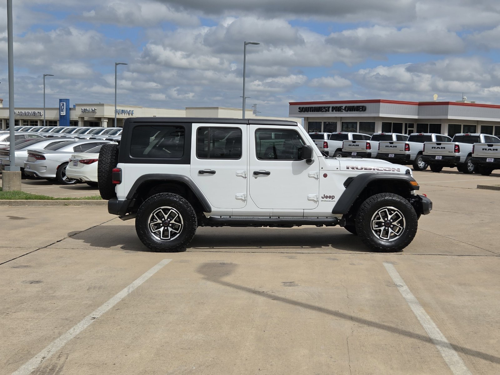 Used 2024 Jeep Wrangler Unlimited Rubicon w/ Convenience Group AWD/4WD image 7