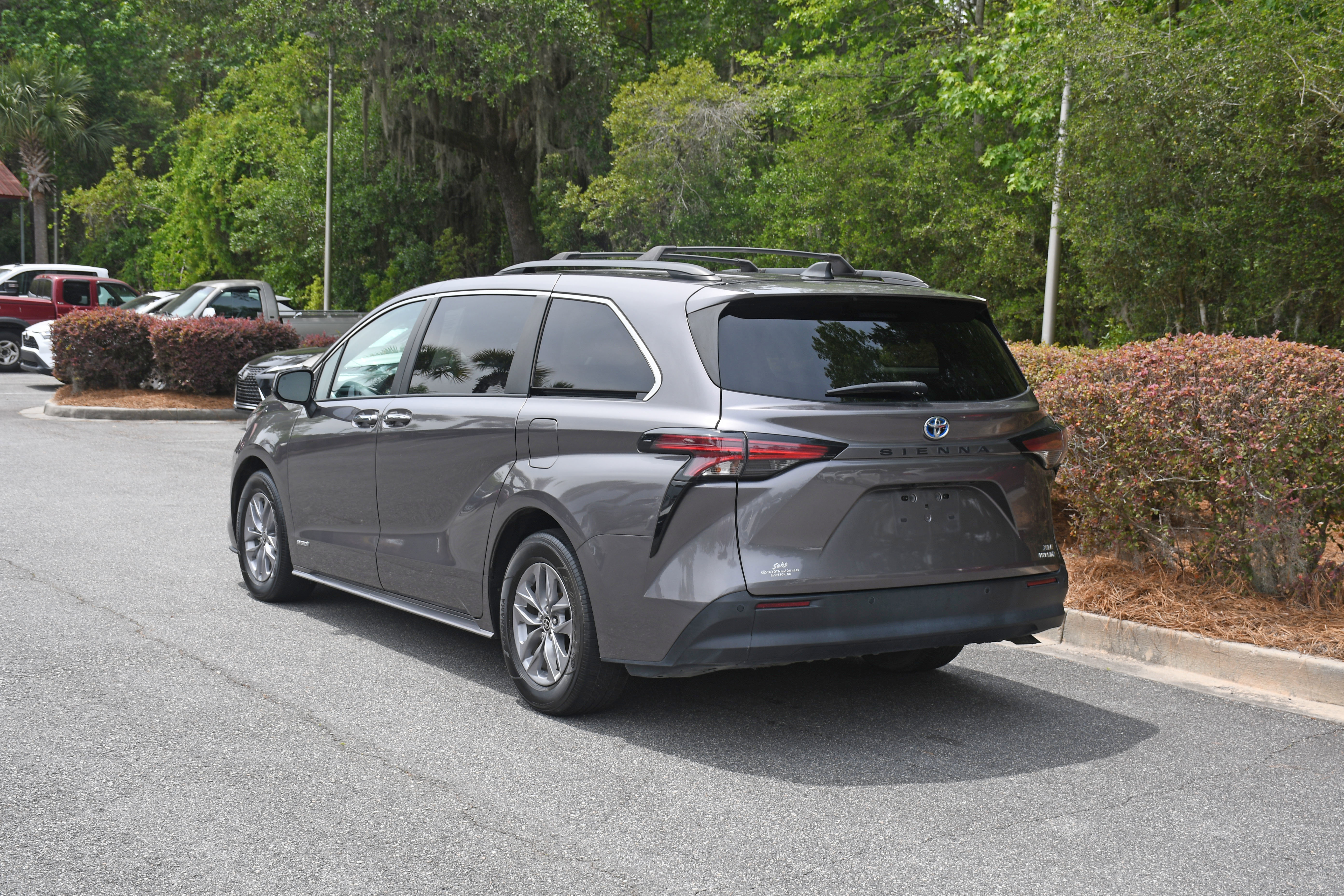 Used 2021 Toyota Sienna XLE FWD image 3