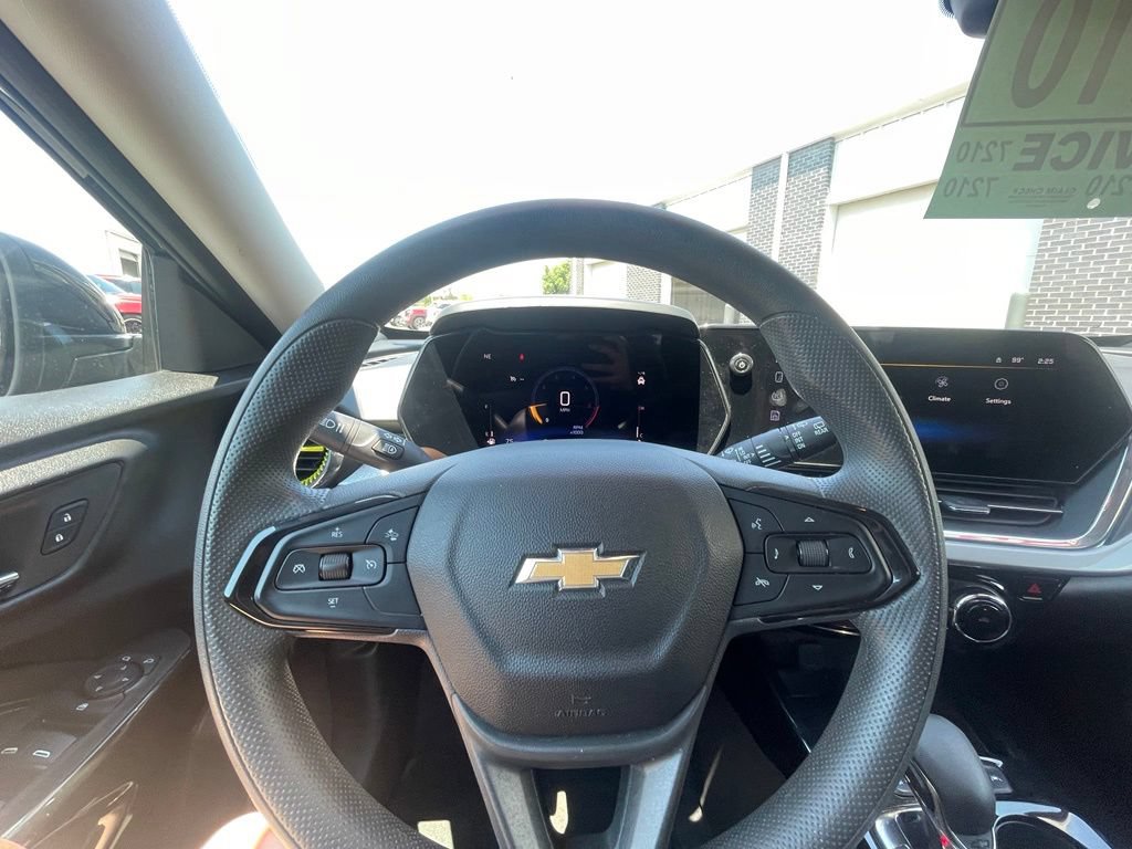 Used 2025 Chevrolet Trax LT FWD image 13