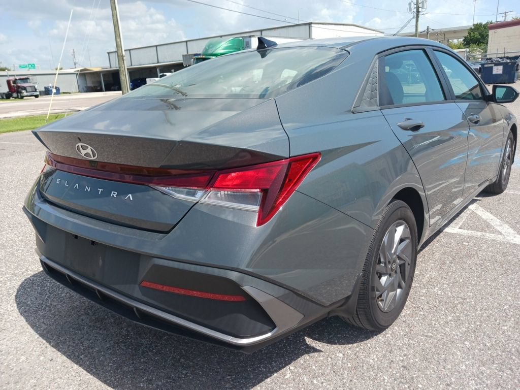 Used 2024 Hyundai Elantra SEL FWD image 3
