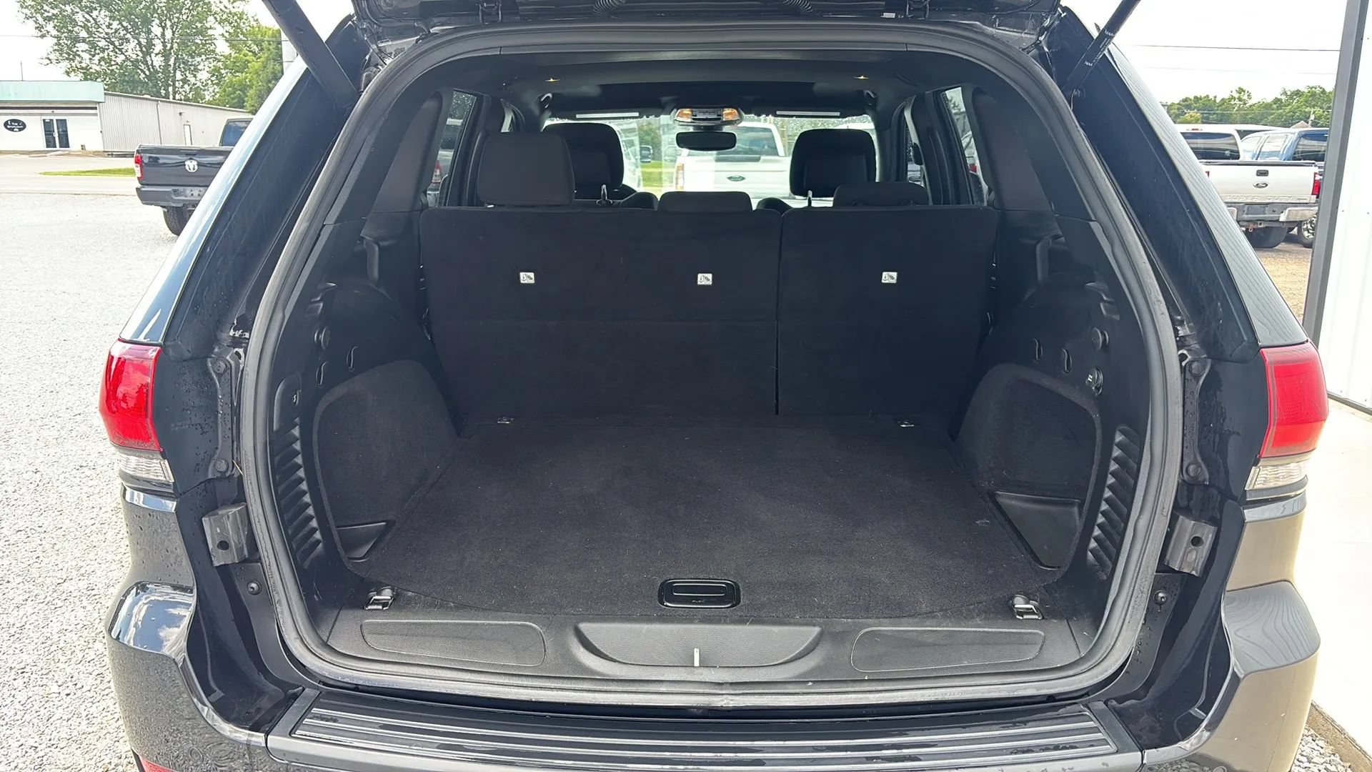 Used 2019 Jeep Grand Cherokee Laredo AWD/4WD image 5