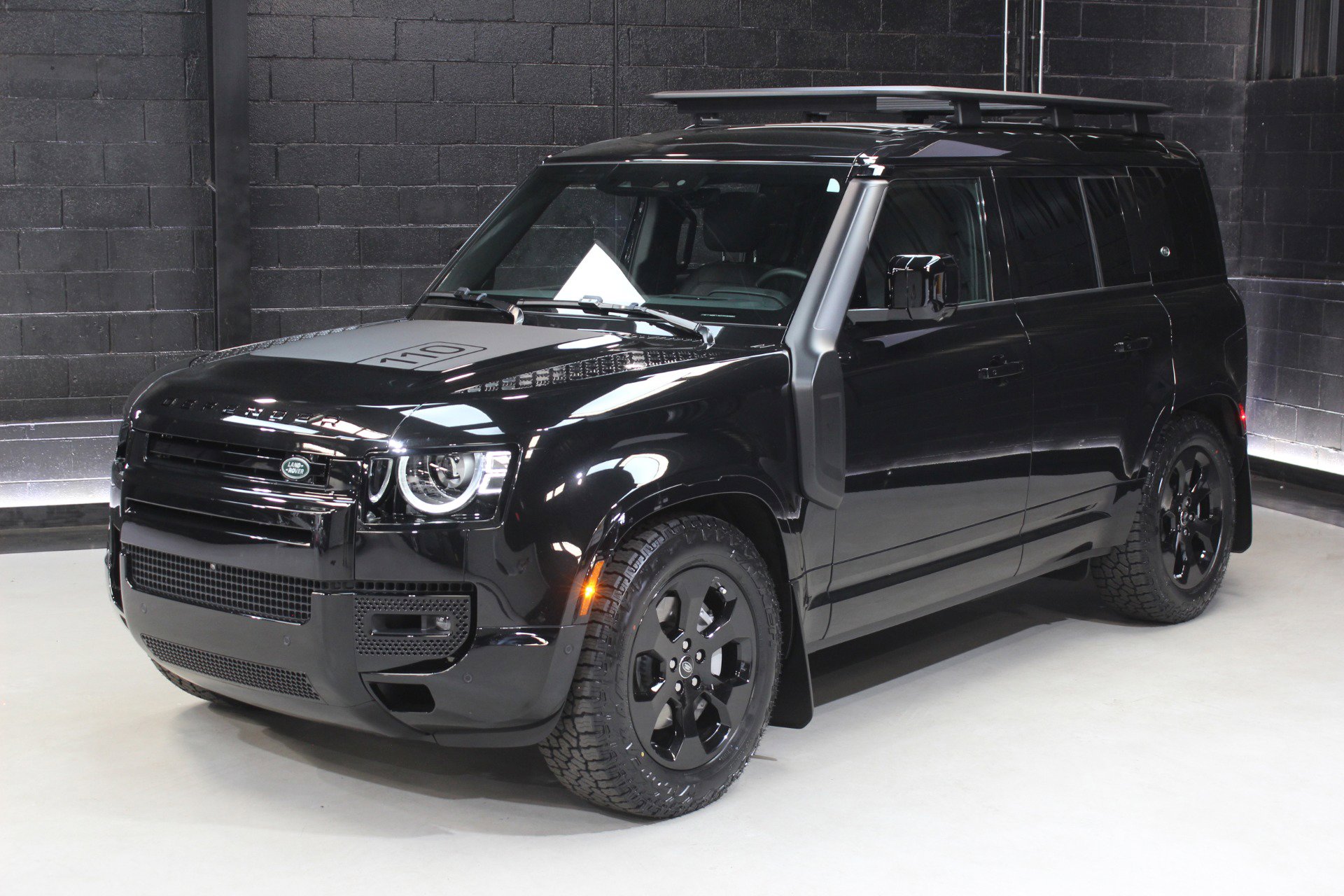 Used 2024 Land Rover Defender 110 X-Dynamic SE AWD/4WD image 6