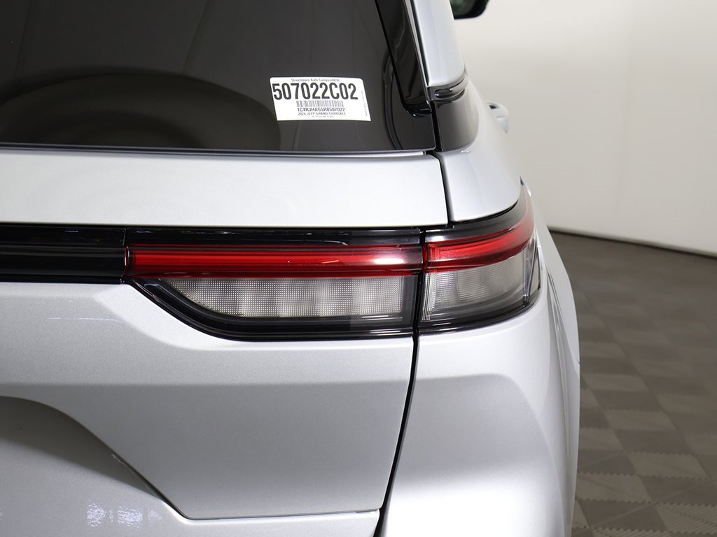 Used 2024 Jeep Grand Cherokee Altitude image 15