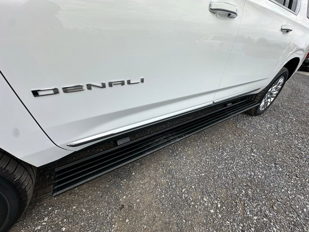 Used 2025 GMC Yukon XL Denali w/ Sun & Power Step Package image 17