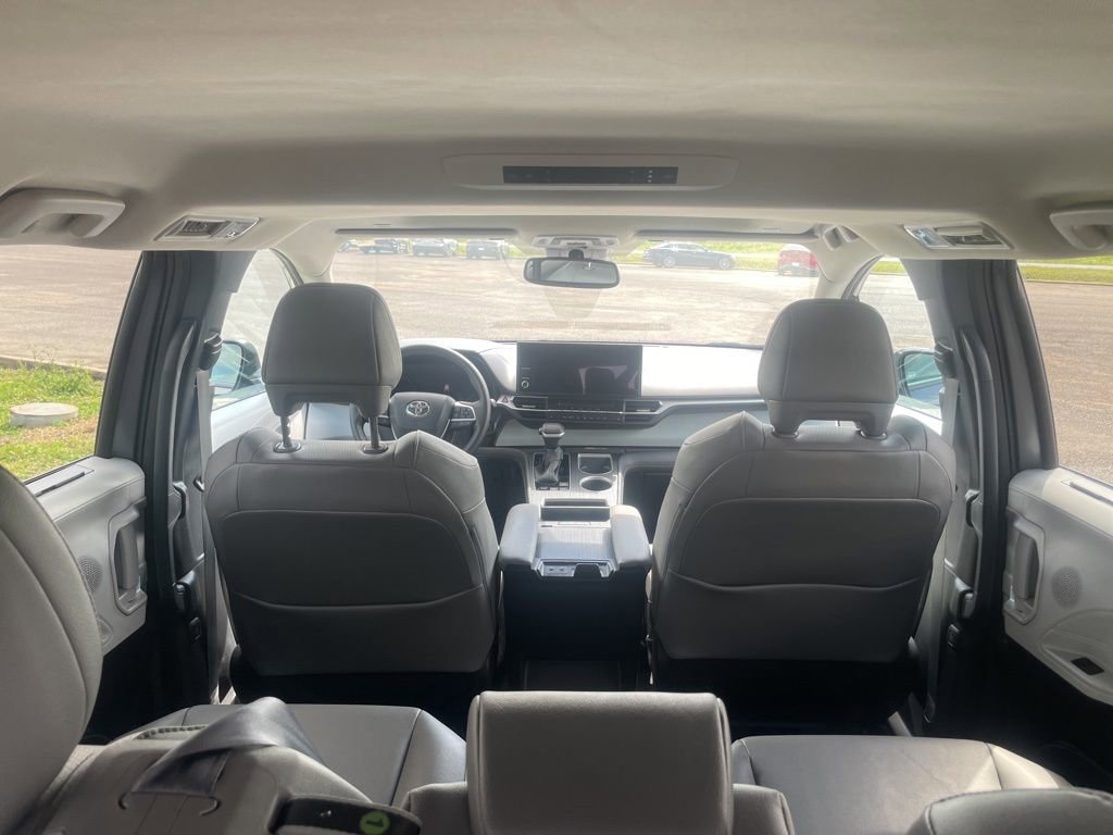 Used 2025 Toyota Sienna XLE image 15