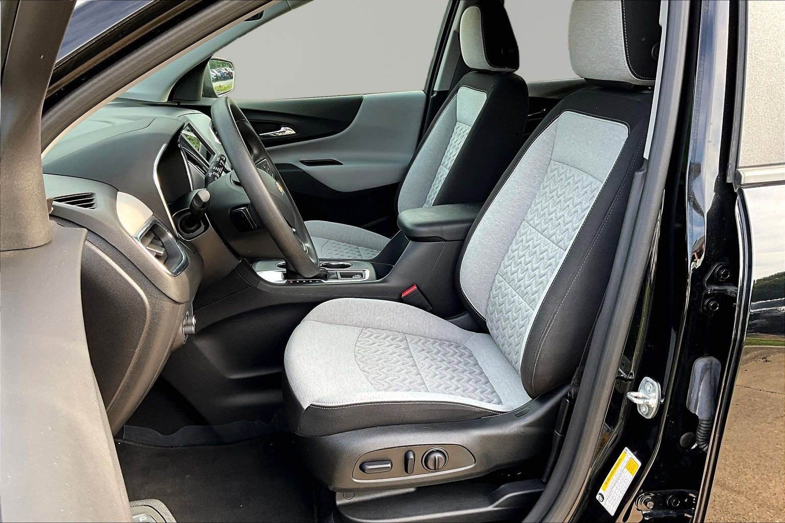 Used 2023 Chevrolet Equinox LS w/ LS Convenience Package FWD image 21