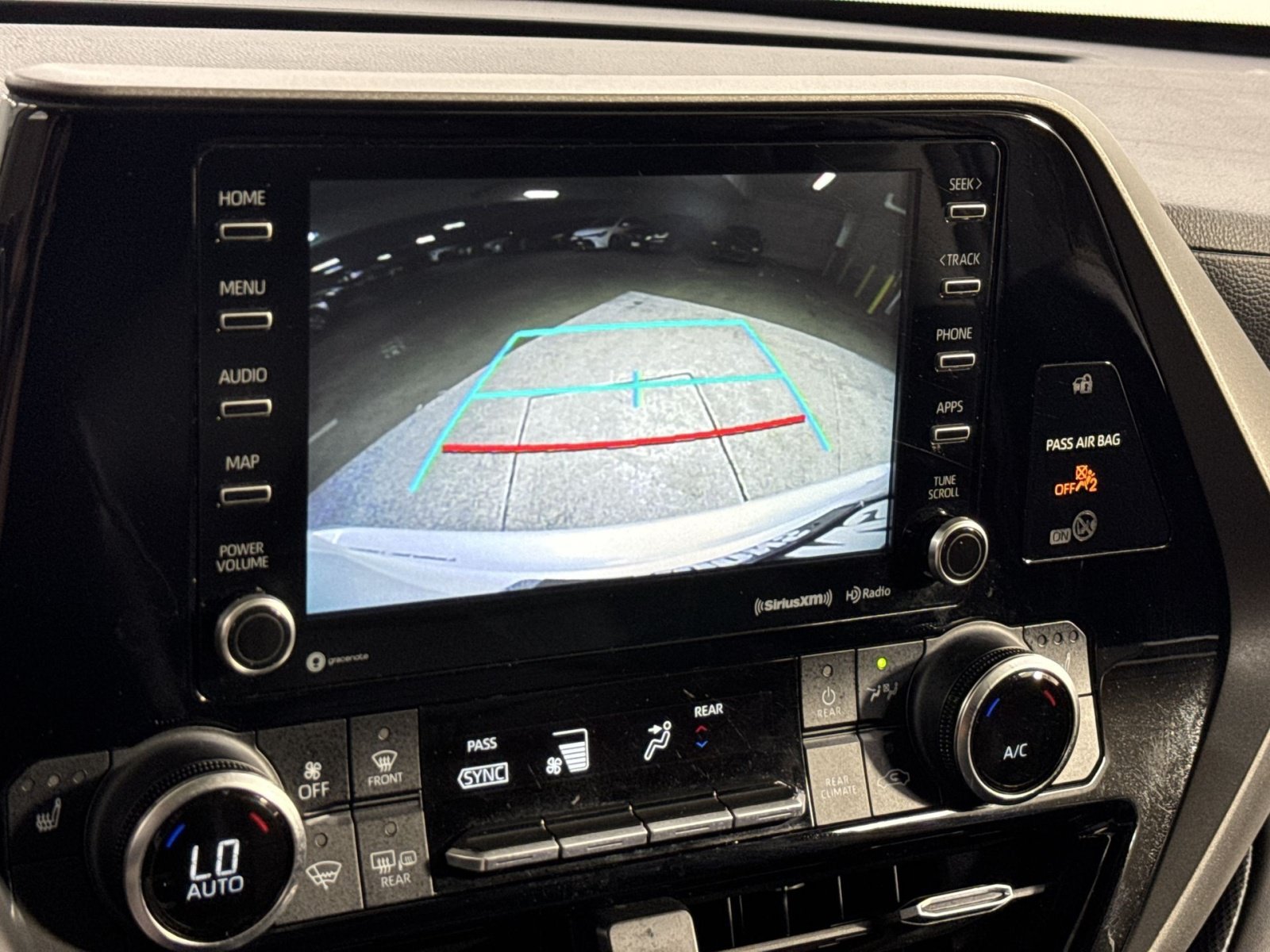 Used 2022 Toyota Highlander XLE AWD/4WD image 30
