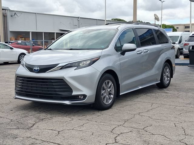 Used 2025 Toyota Sienna XLE w/ XLE Plus Package FWD image 2