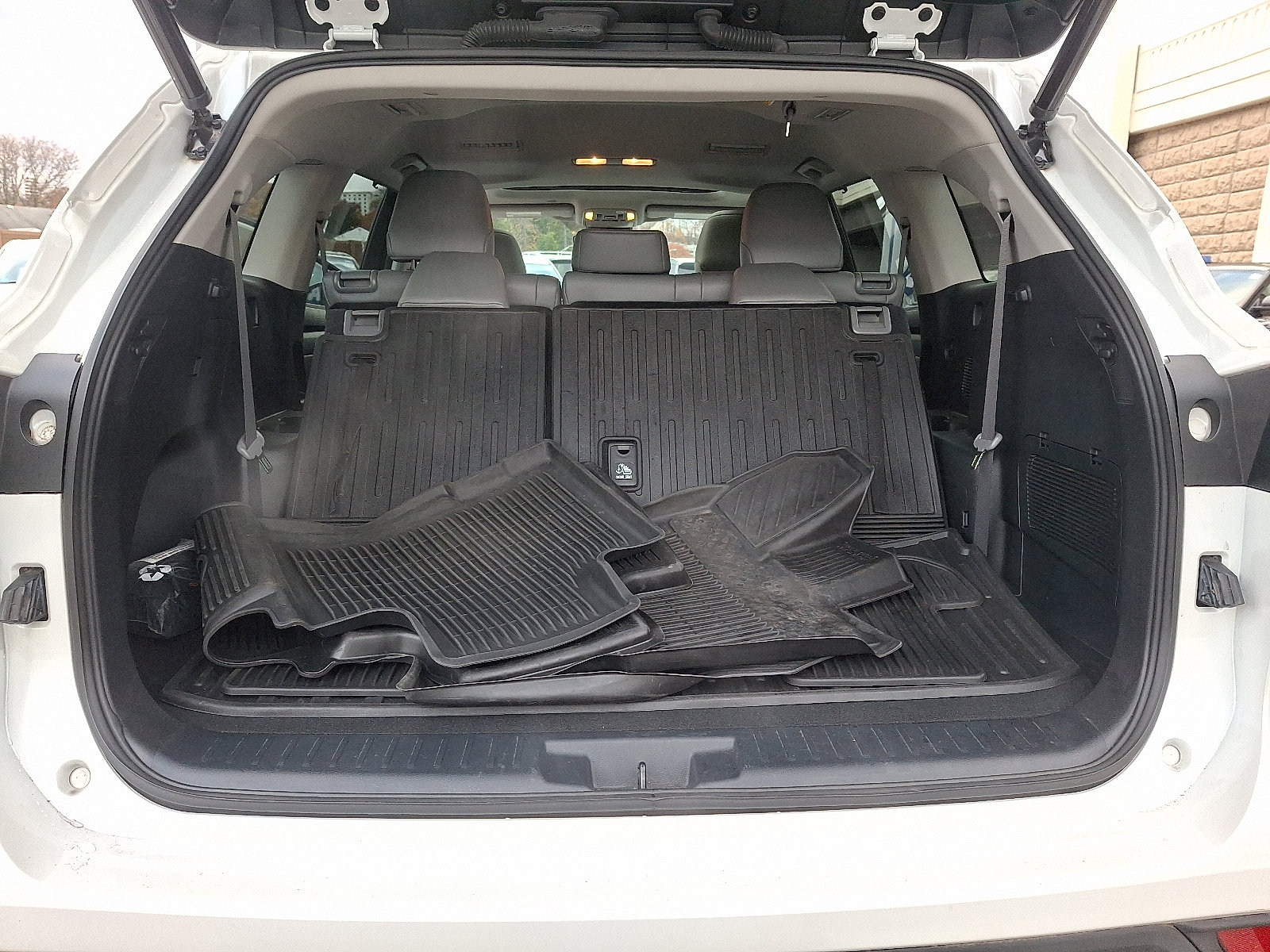 Used 2022 Toyota Highlander XLE image 28