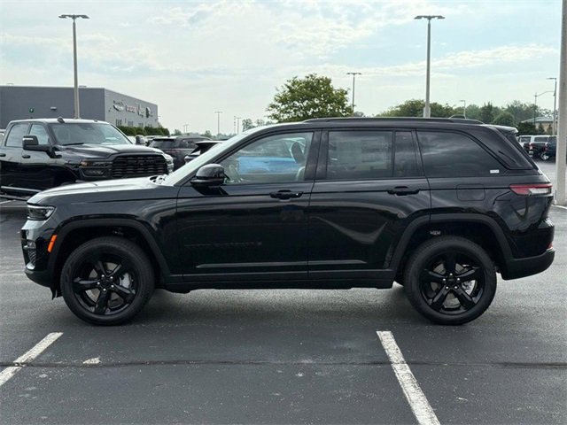 New 2025 Jeep Grand Cherokee Limited w/ Black Appearance Package image 9