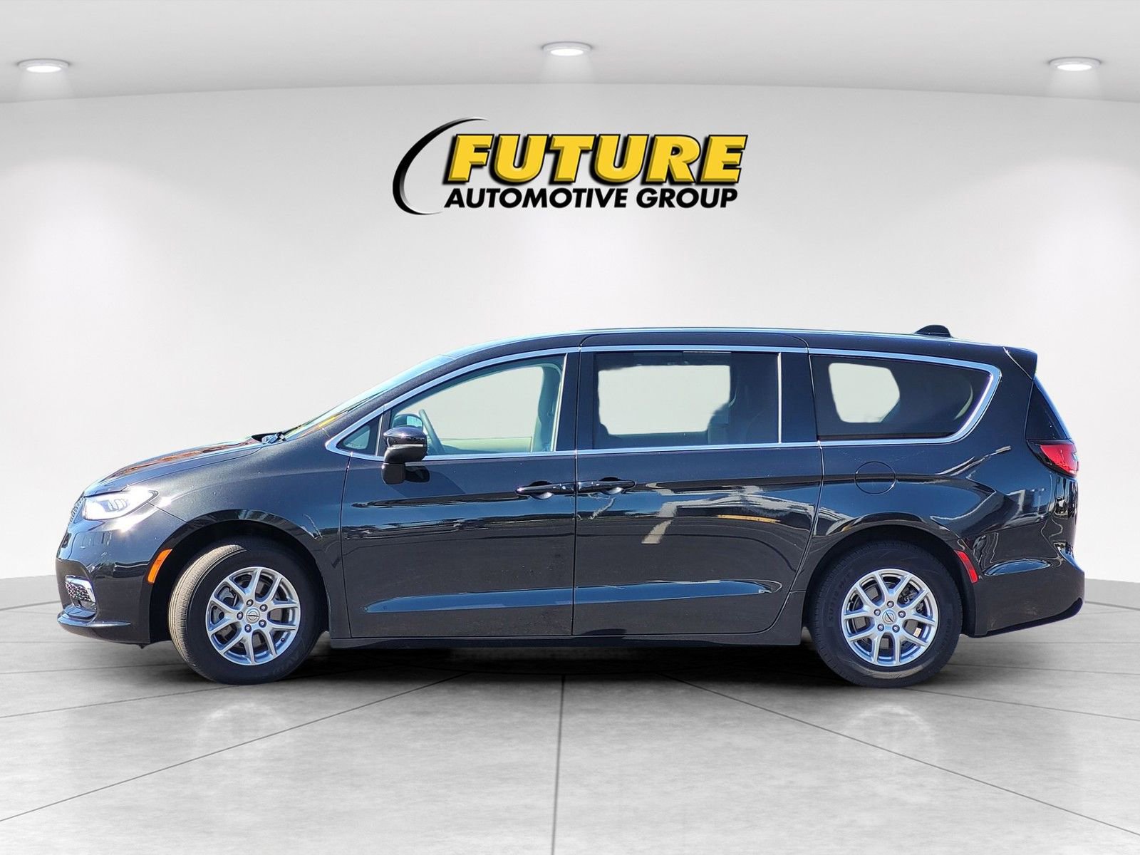 Used 2023 Chrysler Pacifica Touring-L FWD image 8