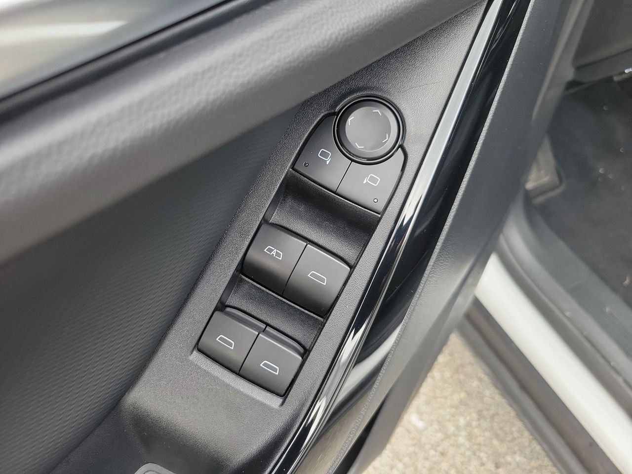 Used 2026 Chevrolet Equinox LT FWD image 13