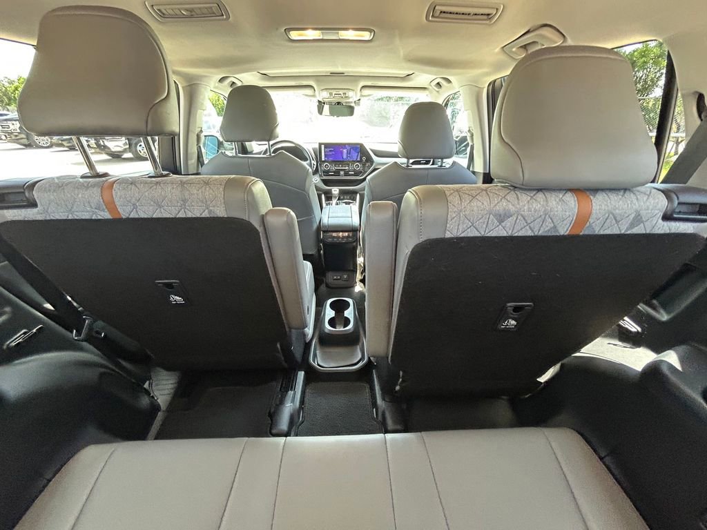 Used 2023 Toyota Highlander Bronze Edition FWD image 18
