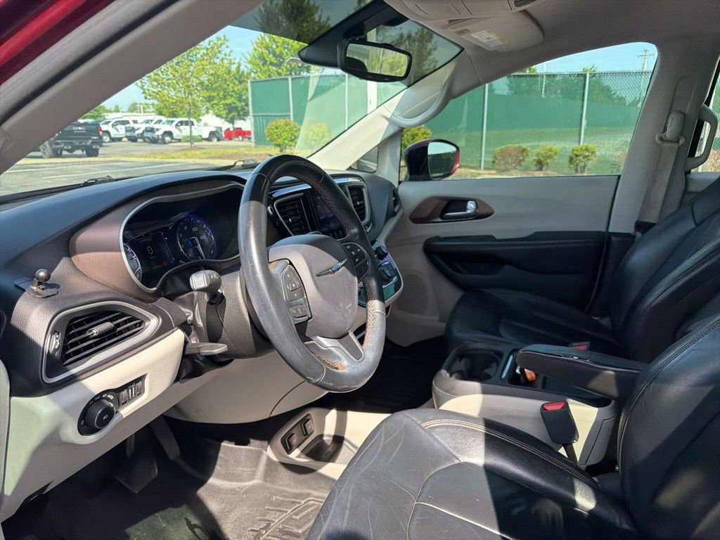Used 2017 Chrysler Pacifica Touring-L image 11