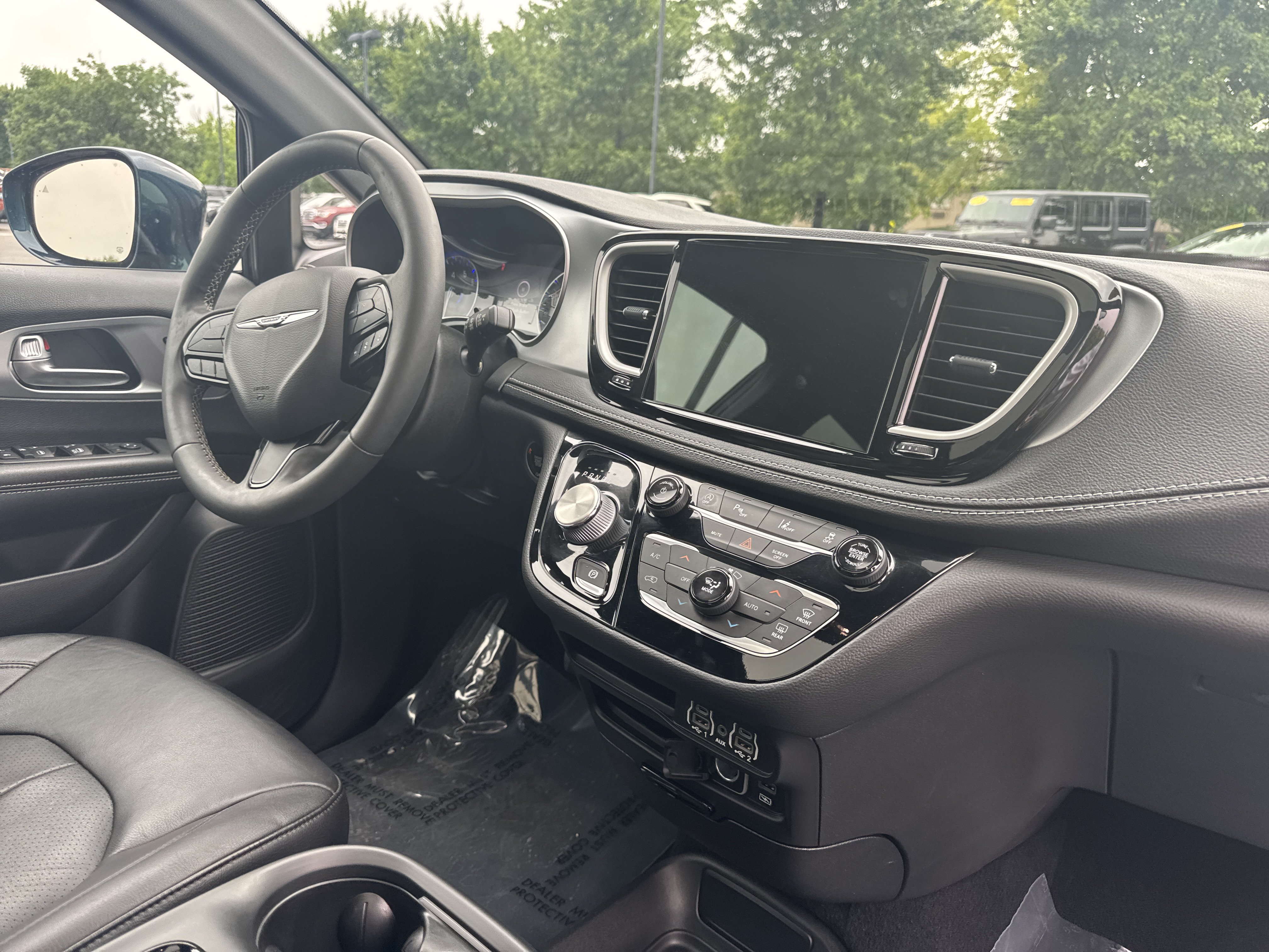 Used 2022 Chrysler Pacifica Touring-L w/ S Appearance Package AWD/4WD image 7