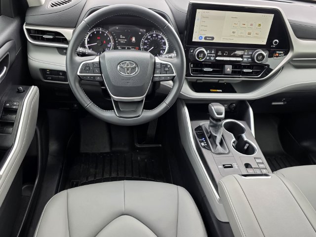 Used 2025 Toyota Highlander XLE FWD image 13