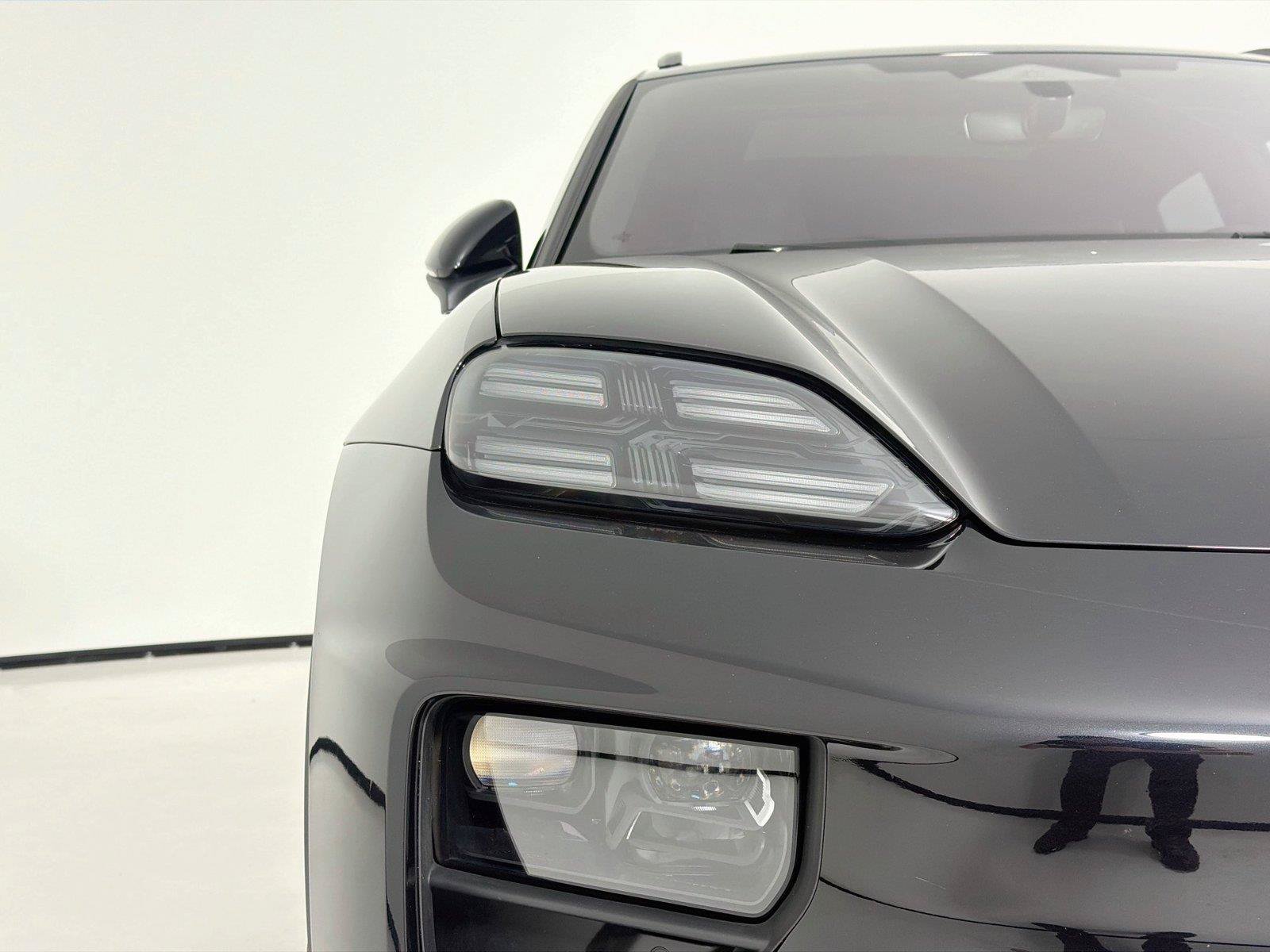 Certified 2025 Porsche Macan 4S Electric AWD/4WD image 33