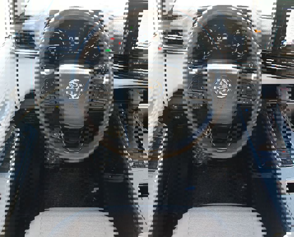 Used 2025 Toyota Sienna LE image 5