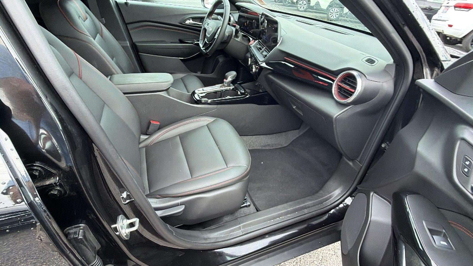 Used 2025 Chevrolet Trax RS w/ Sunroof Package FWD image 19