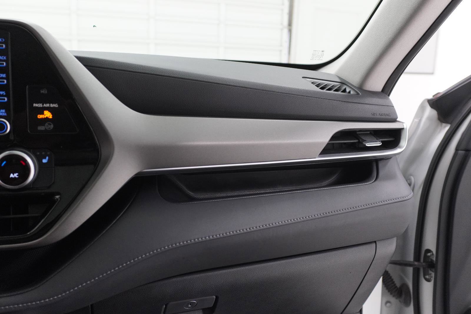 Used 2020 Toyota Highlander XLE FWD image 28