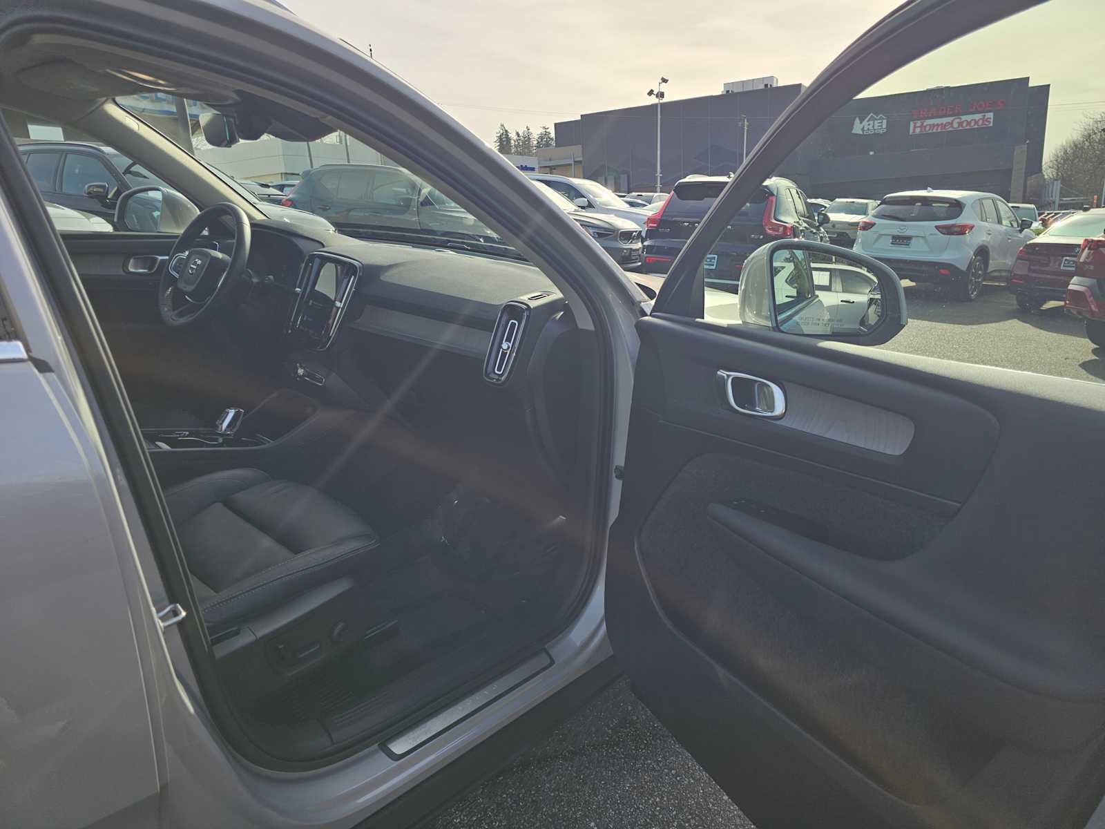 Used 2023 Volvo XC40 B4 Plus w/ Protection Package Premier FWD image 13