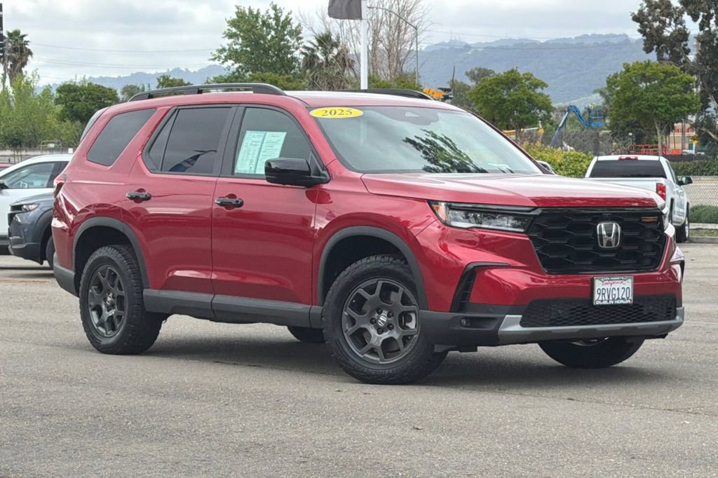 Used 2025 Honda Pilot TrailSport image 2