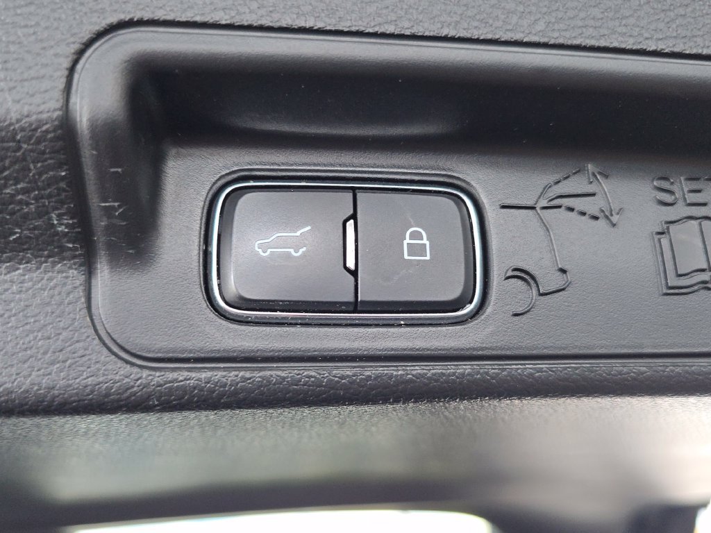 Used 2020 Ford Explorer XLT w/ Equipment Group 202A AWD/4WD image 12