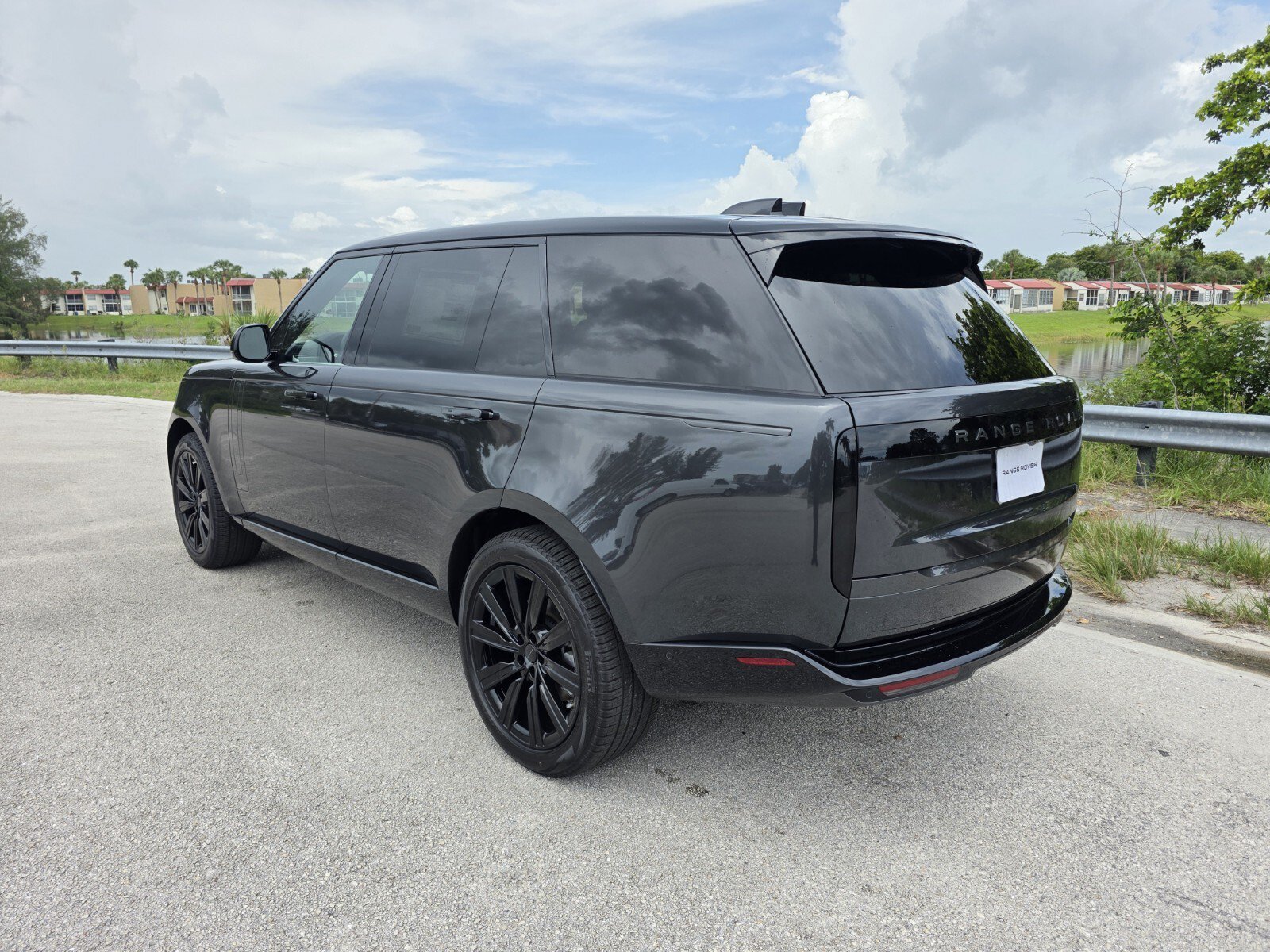 New 2026 Land Rover Range Rover Long Wheelbase SE AWD/4WD image 2