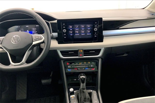 Certified 2025 Volkswagen Taos SE w/ Panoramic Sunroof Package image 6