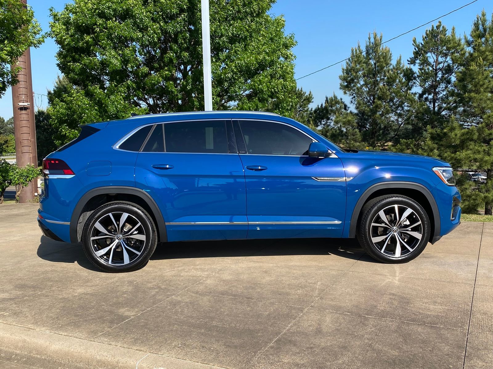 Used 2025 Volkswagen Atlas Cross Sport SEL Premium R-Line image 7