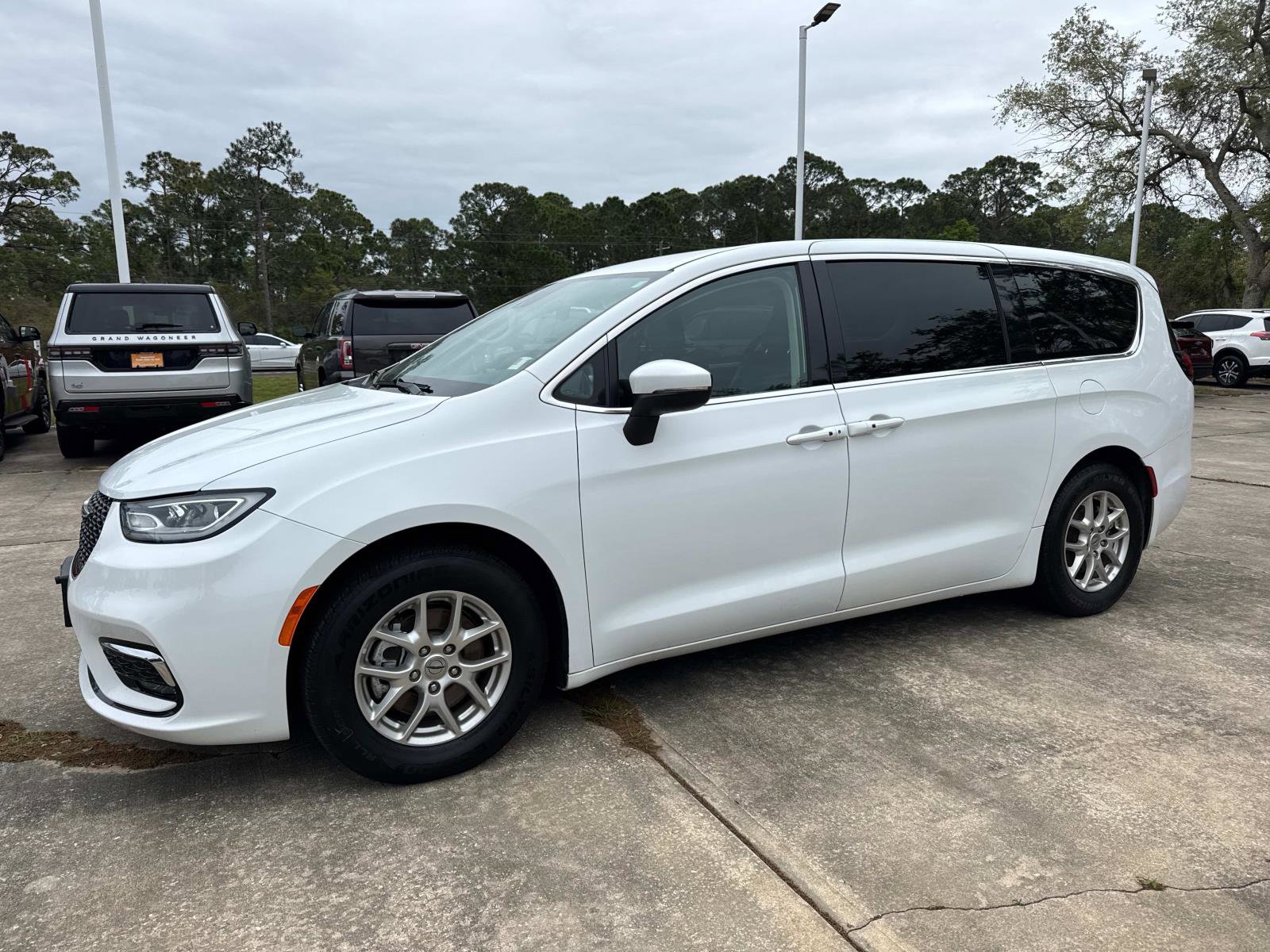 Certified 2023 Chrysler Pacifica Touring-L image 7