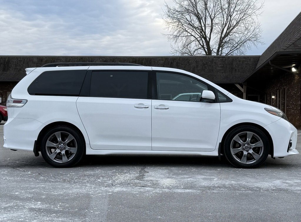Used 2018 Toyota Sienna SE w/ Carpet Mat Package image 7