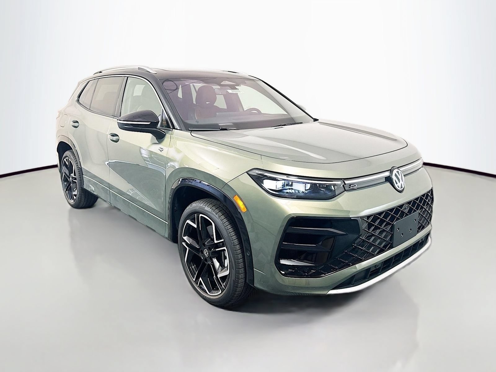 New 2026 Volkswagen Tiguan SEL R-Line AWD/4WD image 1