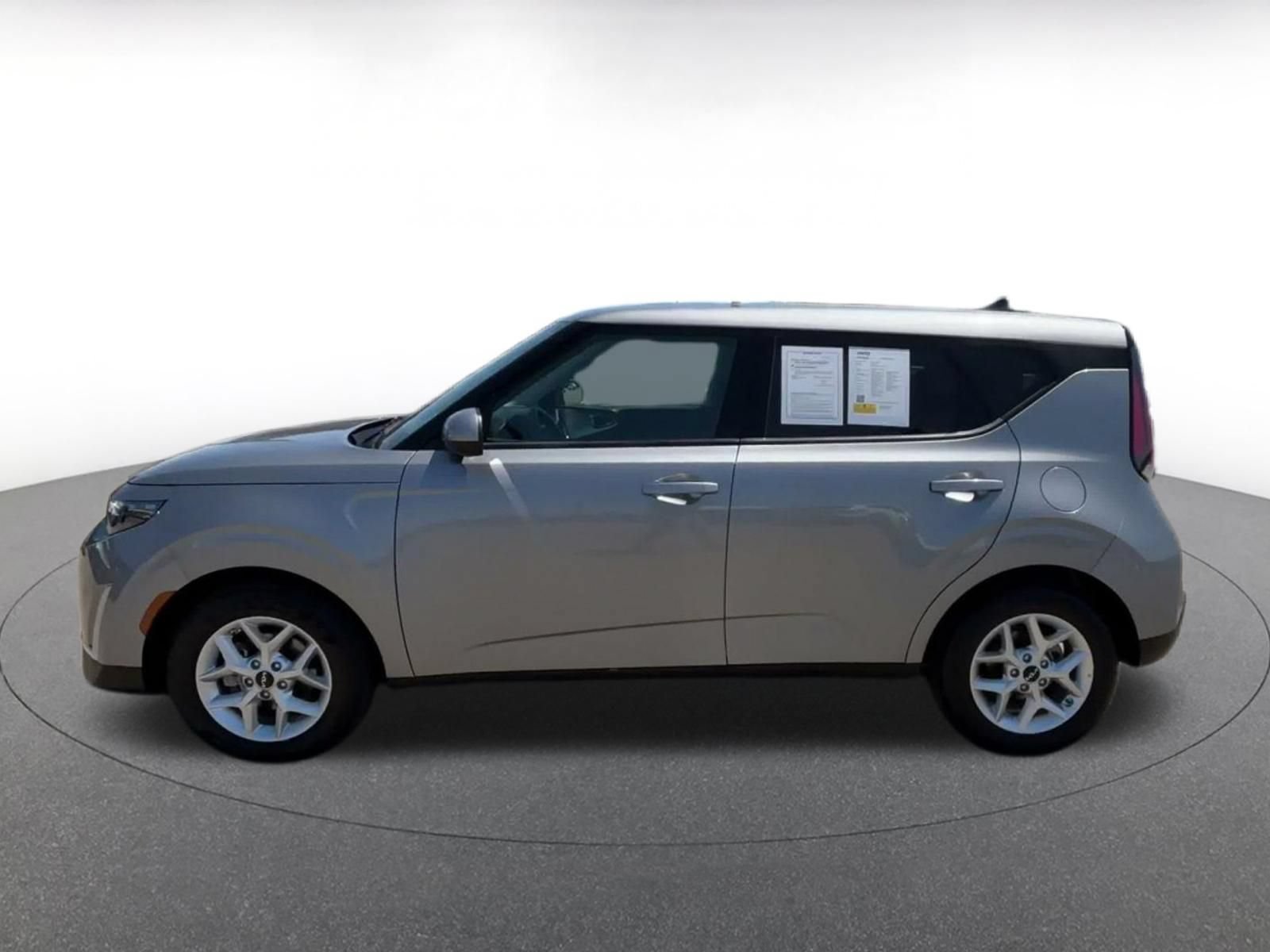Used 2025 Kia Soul LX w/ LX Technology Package FWD image 7