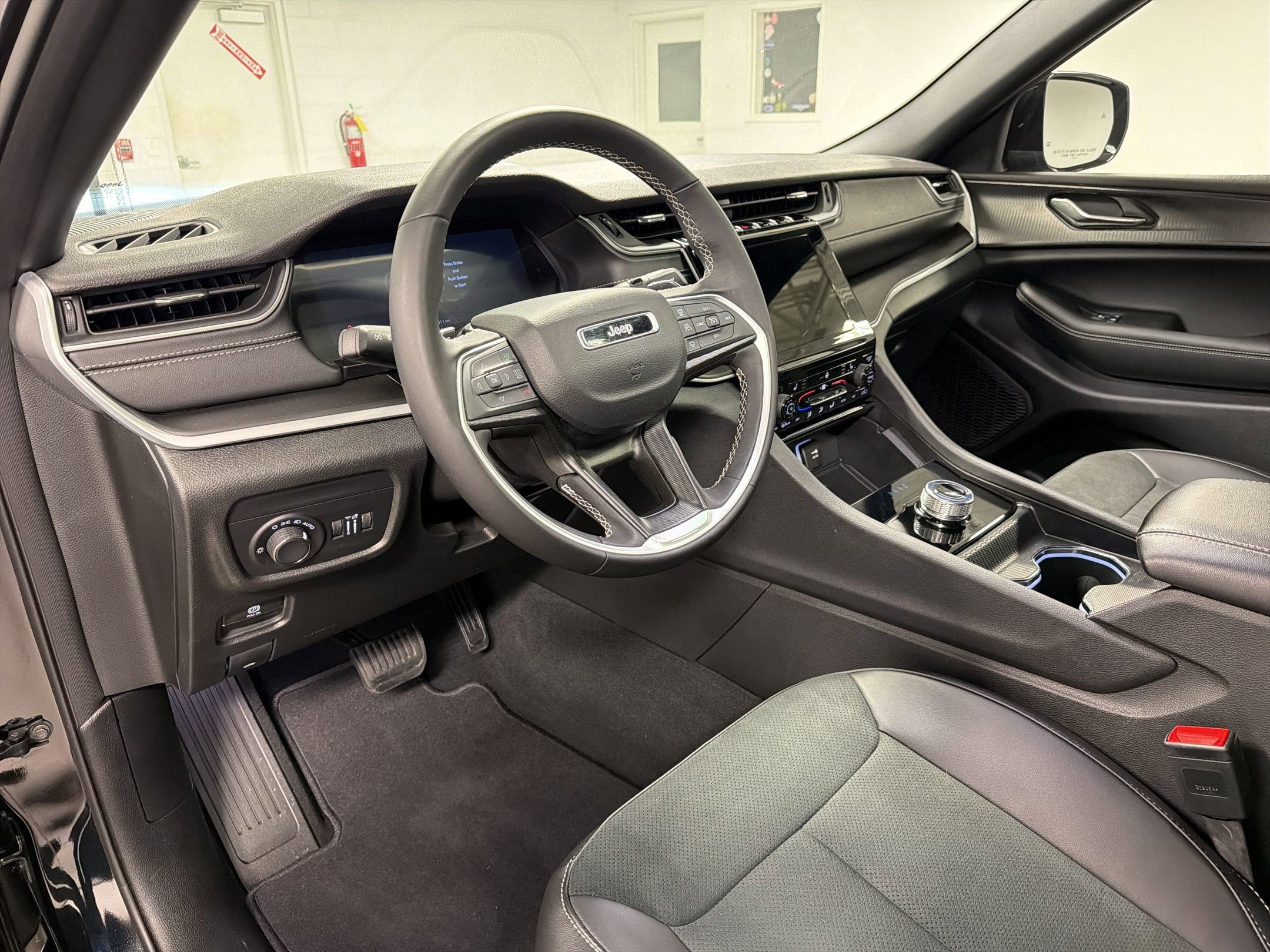 Used 2025 Jeep Grand Cherokee L Altitude image 4