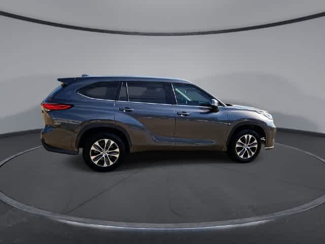 Used 2021 Toyota Highlander XLE FWD image 8