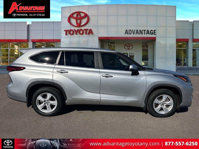 Used 2023 Toyota Highlander LE AWD/4WD image 5