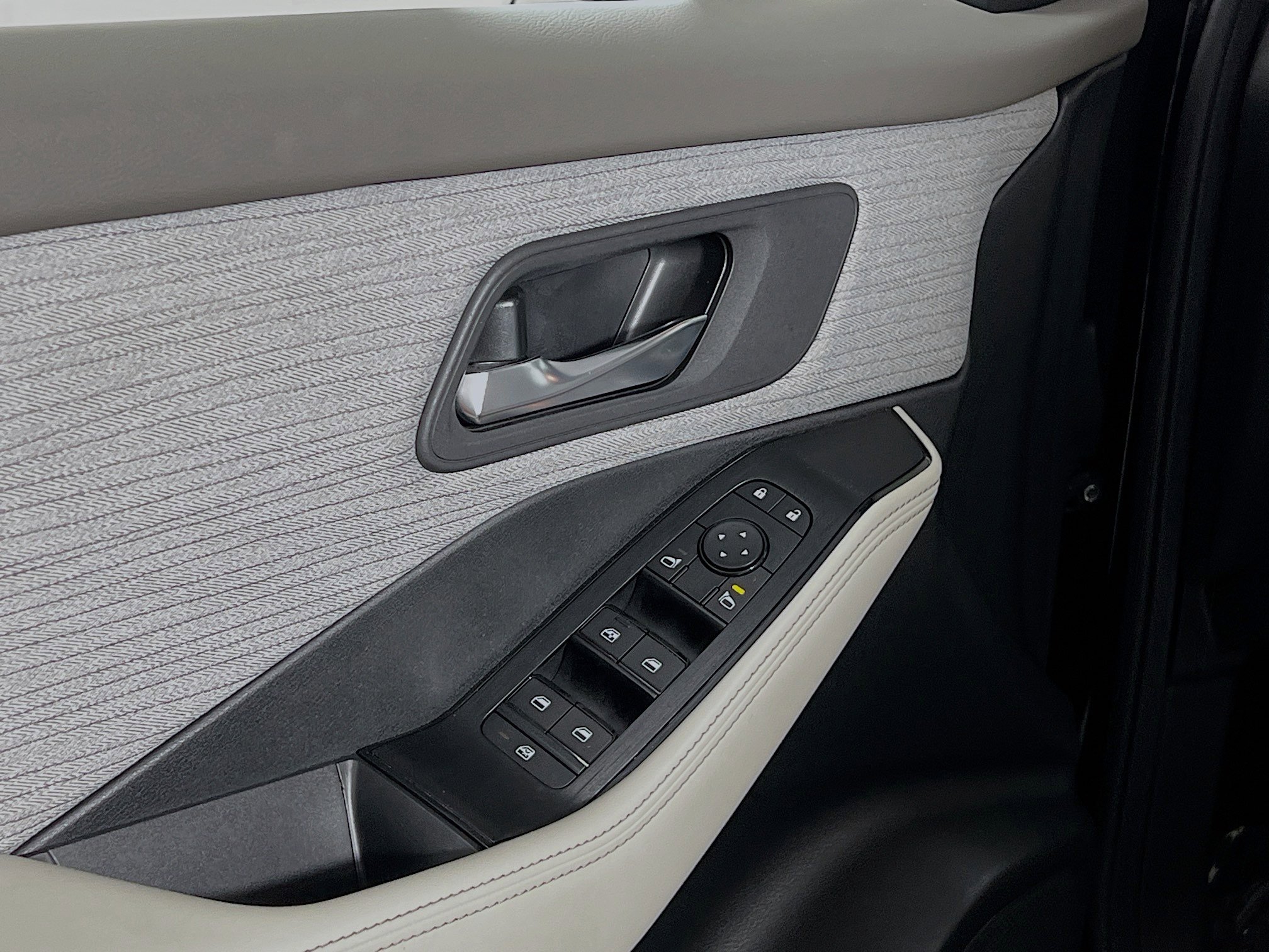 Used 2023 Nissan Rogue SV image 17