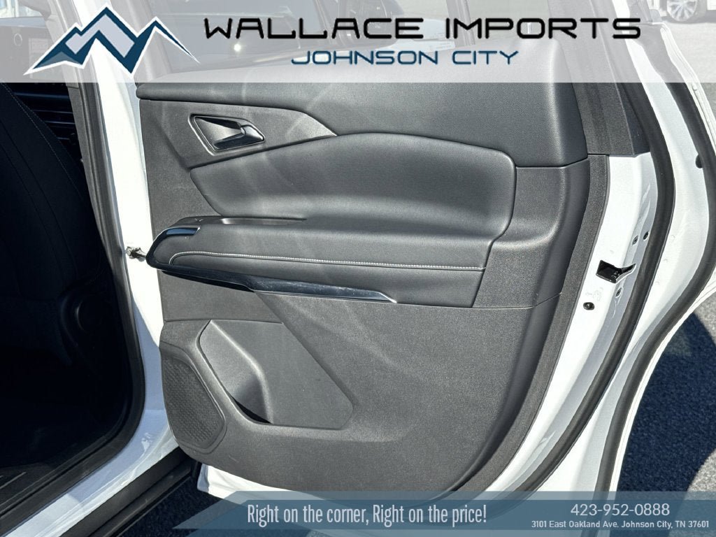 Used 2025 Chevrolet Traverse LT FWD image 36