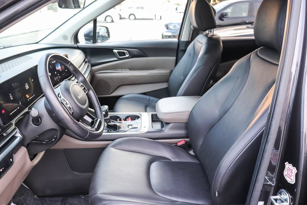 Used 2025 Kia Carnival FWD image 20