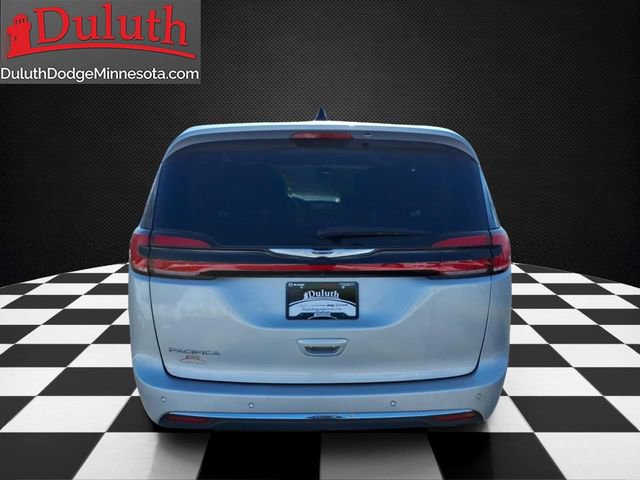 Used 2024 Chrysler Pacifica Touring-L FWD image 4