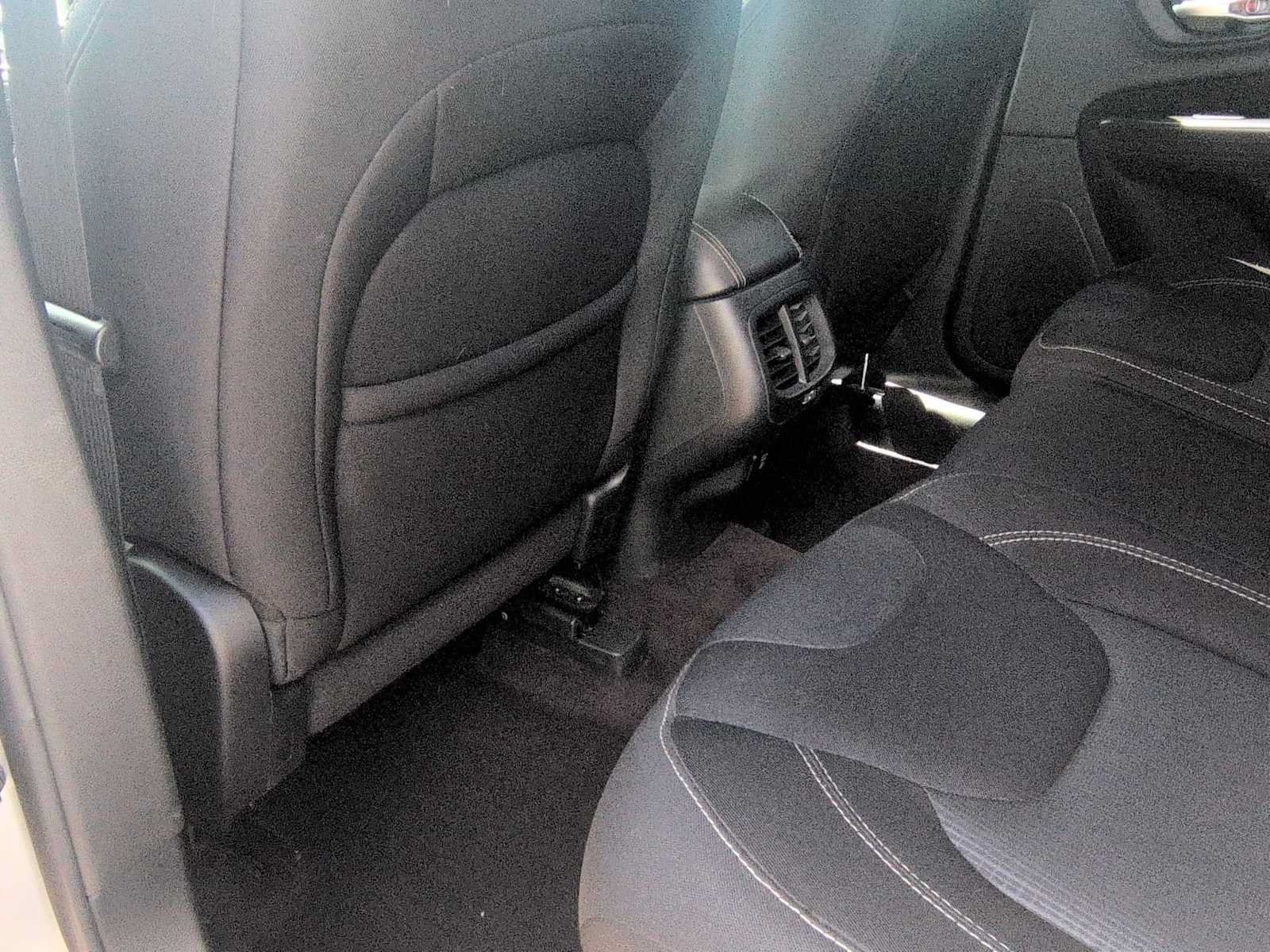 Used 2016 Jeep Cherokee Latitude w/ Cold Weather Group AWD/4WD image 19