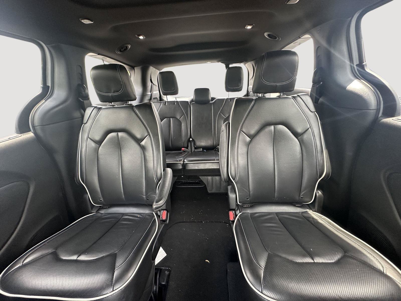 Used 2025 Chrysler Pacifica Limited FWD image 11