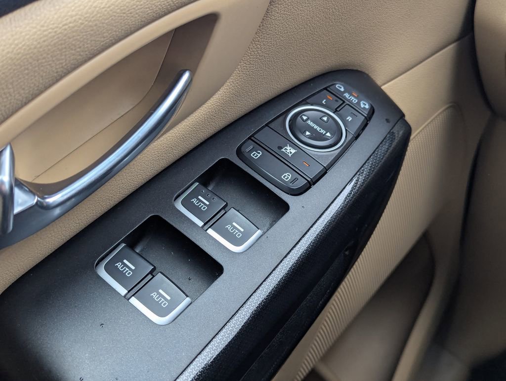 Used 2015 Kia Sedona EX FWD image 22