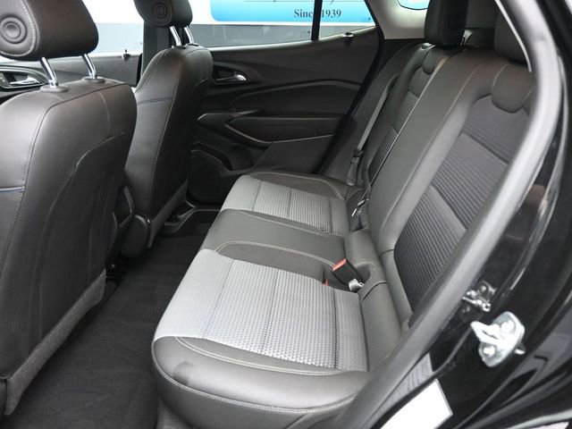 Used 2025 Chevrolet Trax LT w/ LT Convenience Package image 2